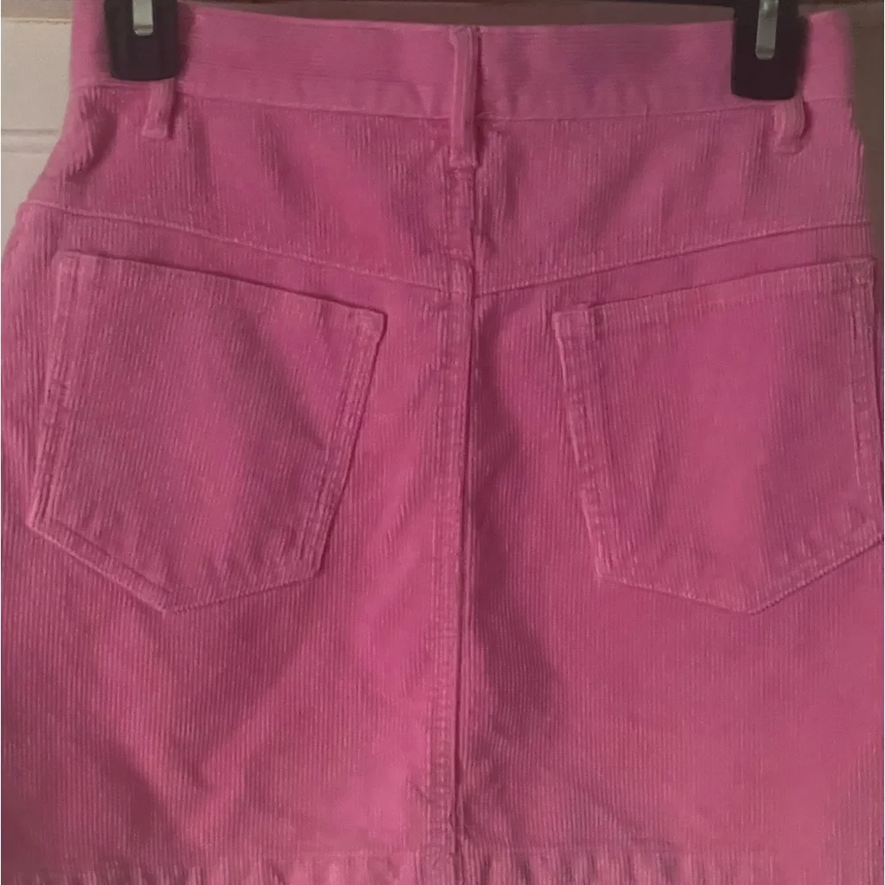 Going for the Mean Girls look? This hot pink skirt from J. Galt has you covered. - Picture 3 of 3